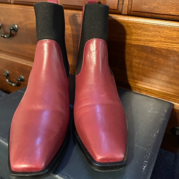 Beautiful garnet Bernardo Hayes Chelsea booties - Picture 3 of 8